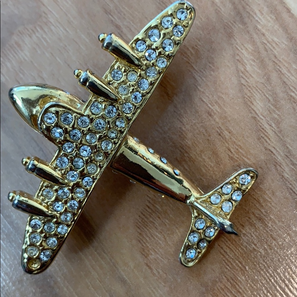Airplane pin